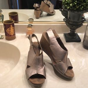 Comfortable Copper-Gold Wedges
